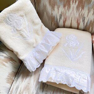 Vtg RA Briggs Embroidered Pastel Yellow Bath Towels Set of 2 Eyelet Trim USA